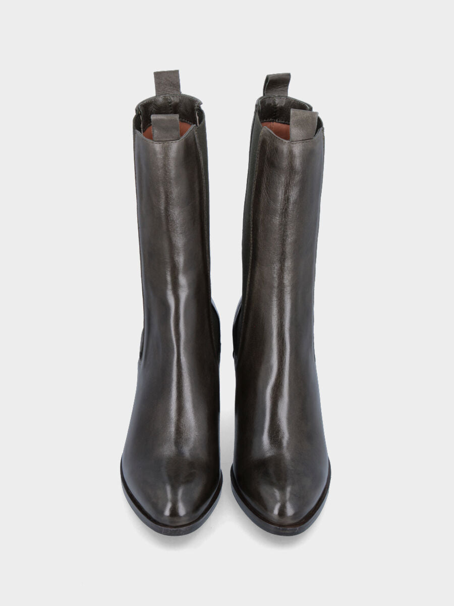 Sandalo monoblocco in vitello rosso con fascia ripiegata