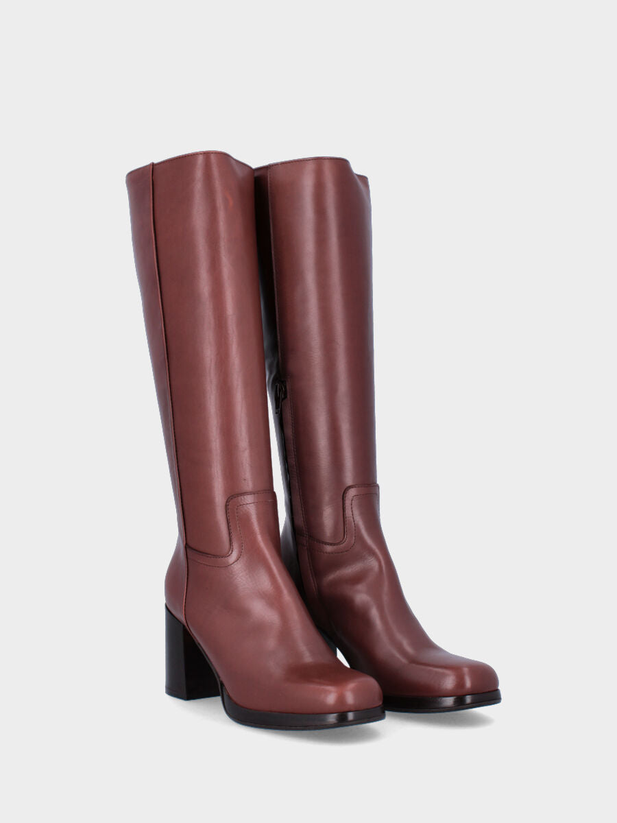 Sandalo monoblocco in vitello rosso con fascia ripiegata