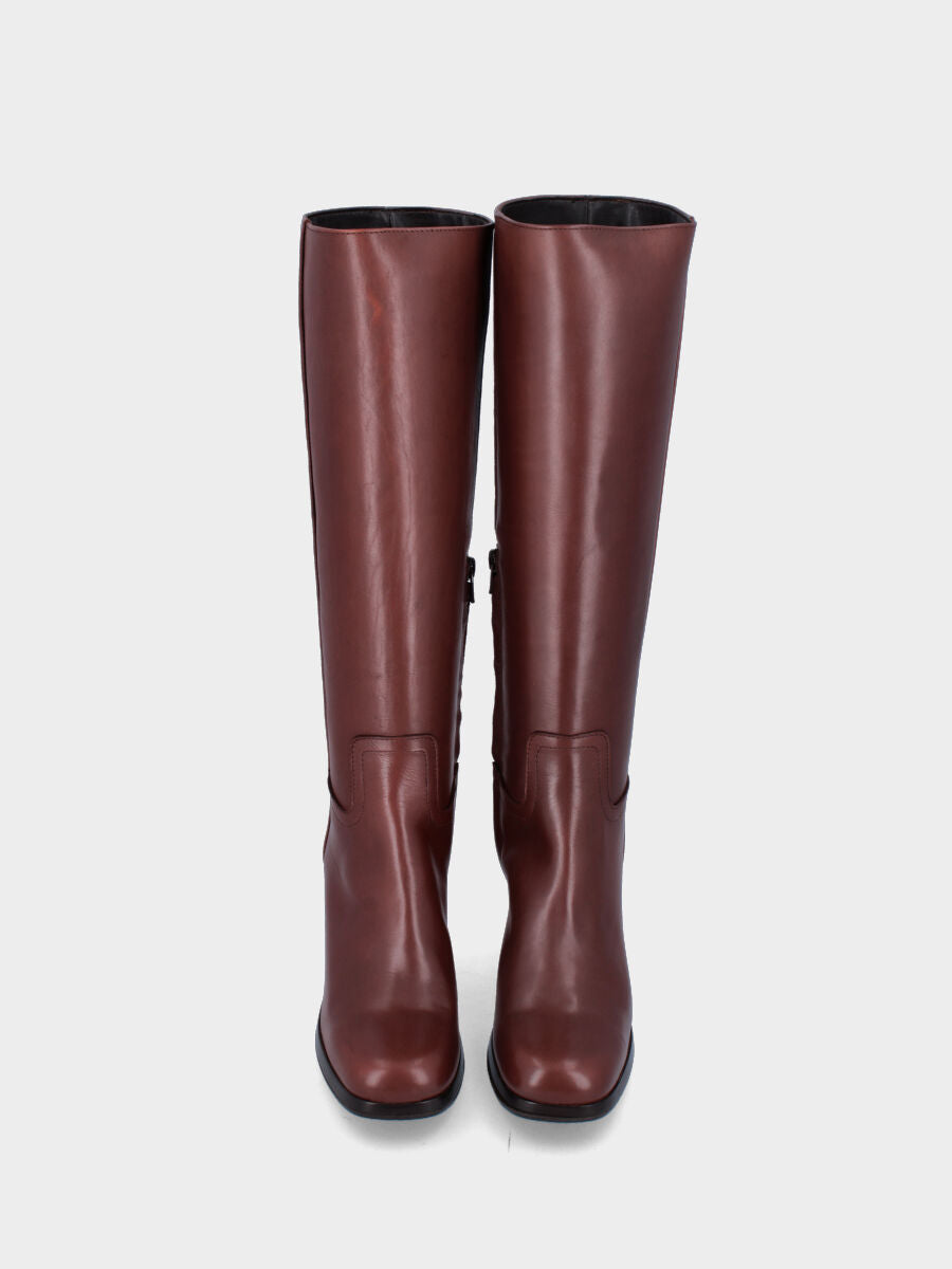 Sandalo monoblocco in vitello rosso con fascia ripiegata