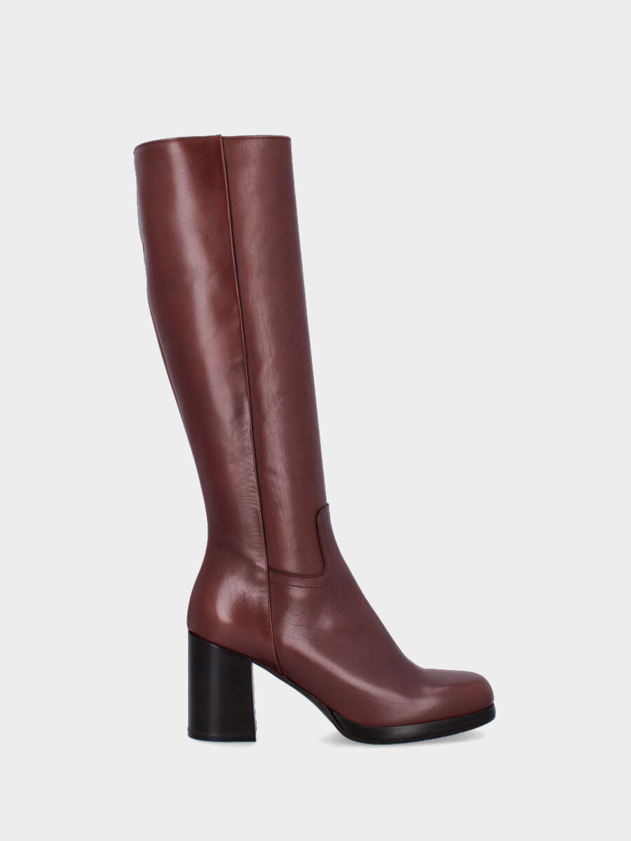 Sandalo monoblocco in vitello rosso con fascia ripiegata