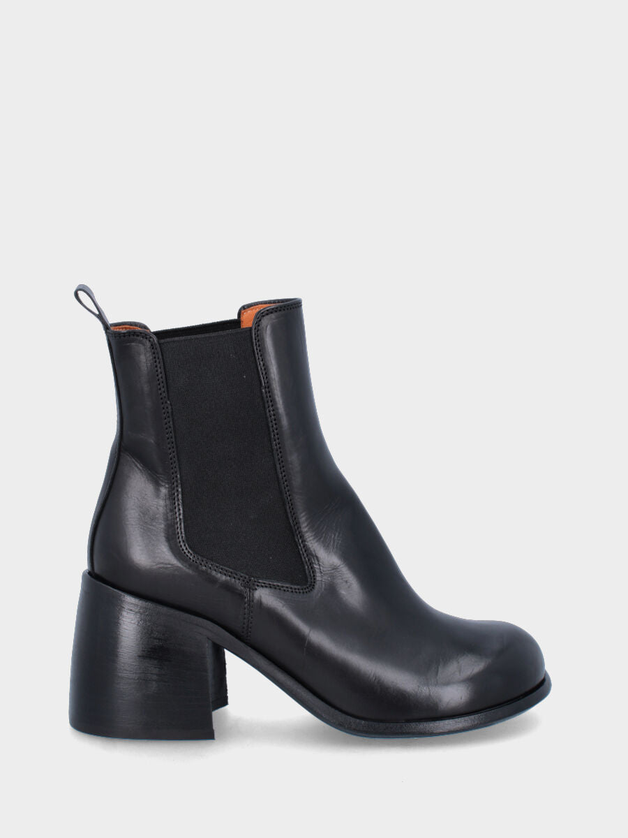 Stivaletto nero in pelle con tacco largo scampanato