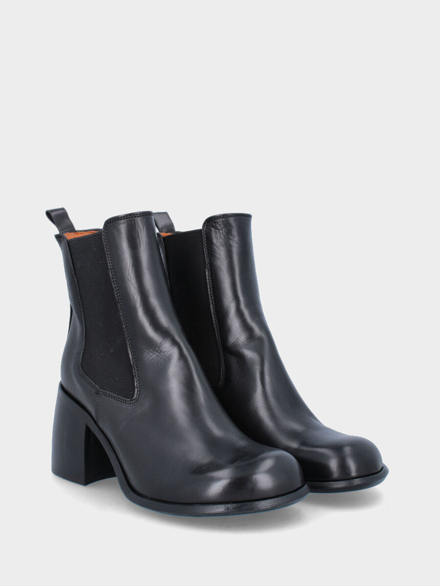 Stivaletto nero in pelle con tacco largo scampanato