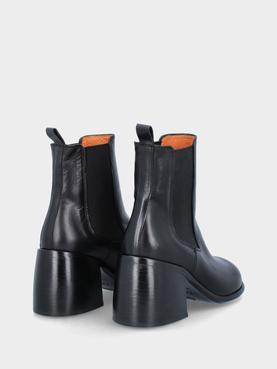 Stivaletto nero in pelle con tacco largo scampanato