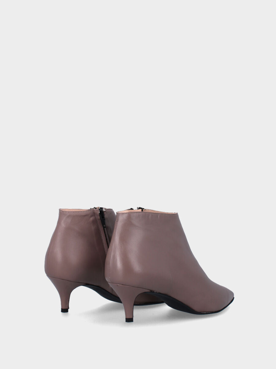 Sandalo monoblocco in vitello rosso con fascia ripiegata