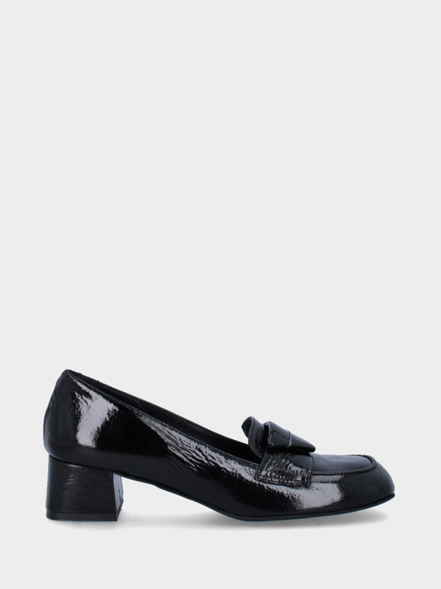Mocassino nero in pelle con bottone geometrico