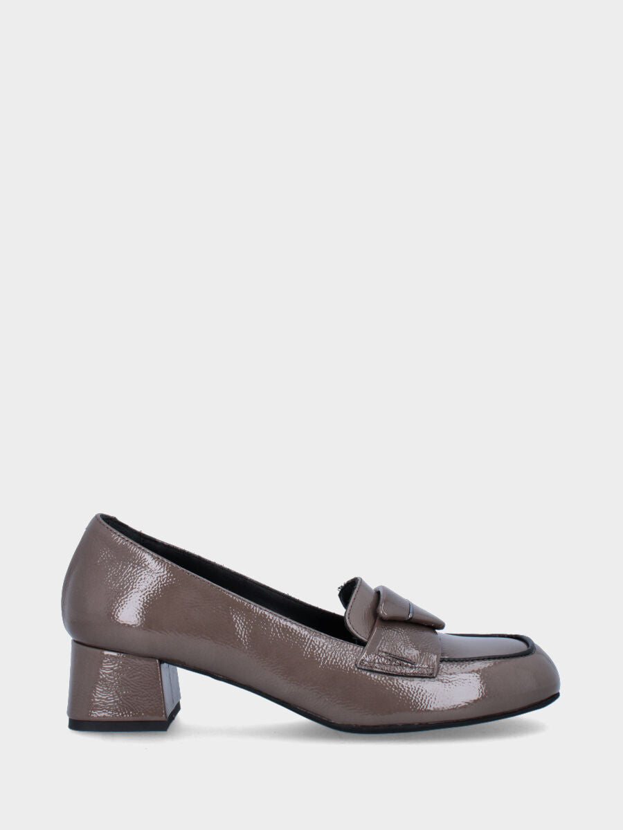 Mocassin beige en cuir avec bouton géométrique