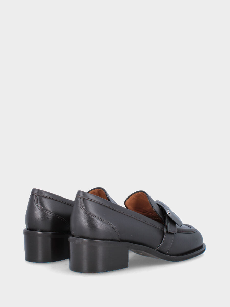 Sandalo monoblocco in vitello rosso con fascia ripiegata