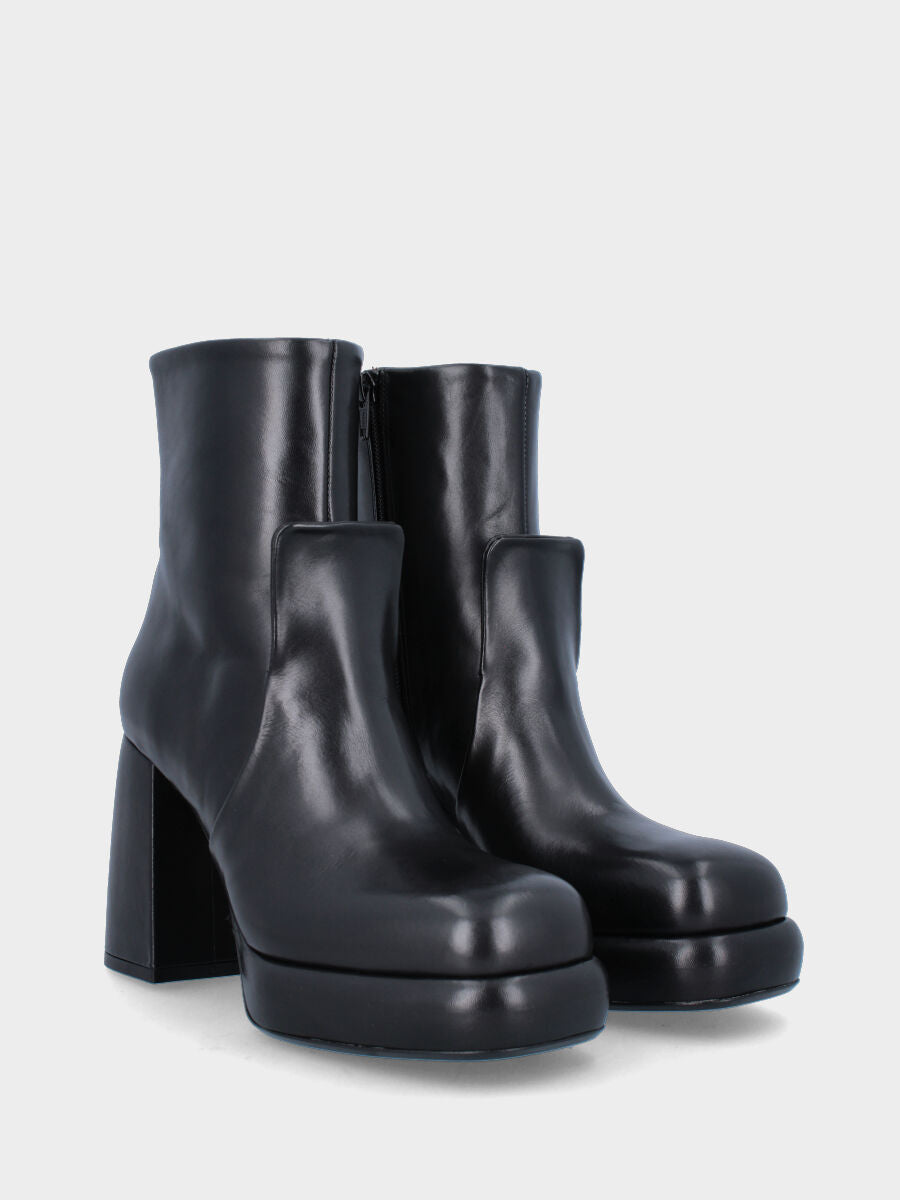 Stivaletto nero in pelle con linguetta decorativa