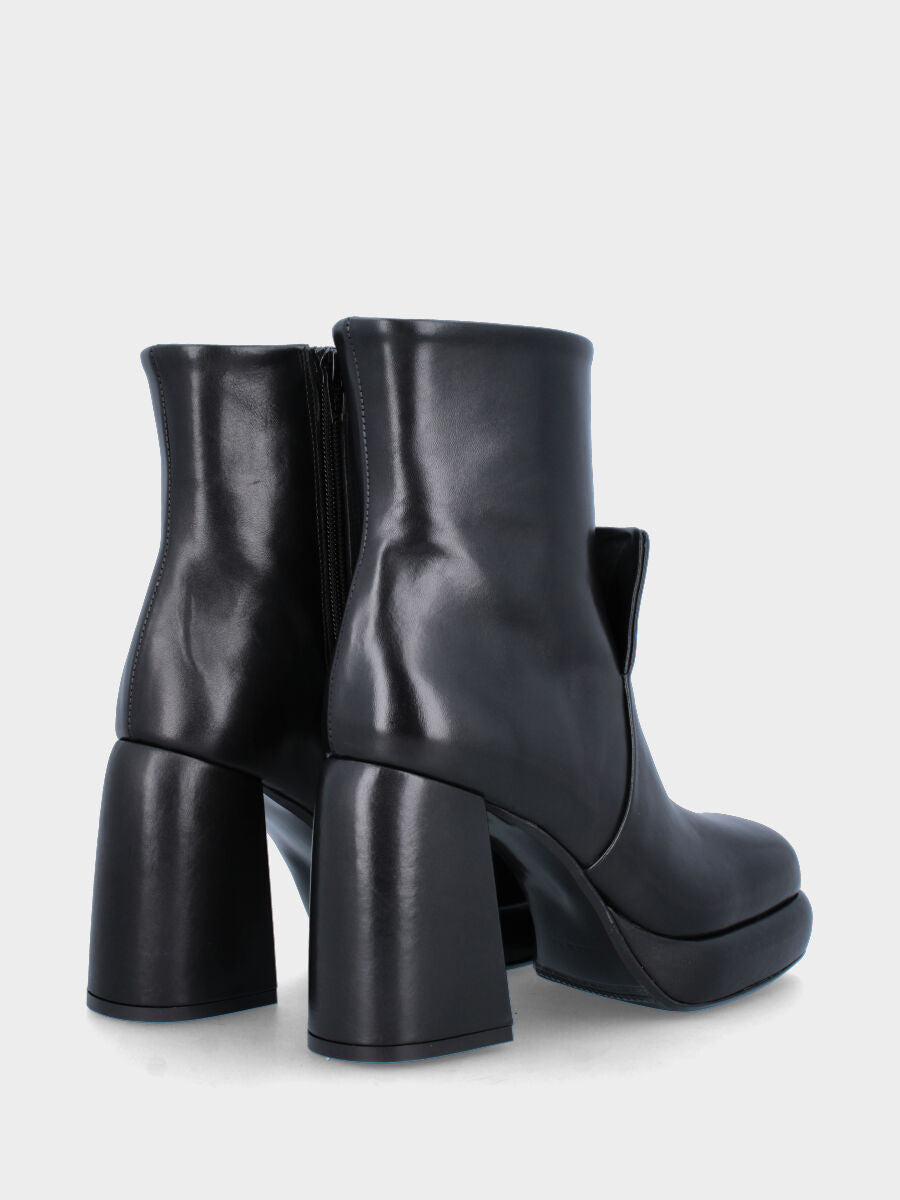 Stivaletto nero in pelle con linguetta decorativa