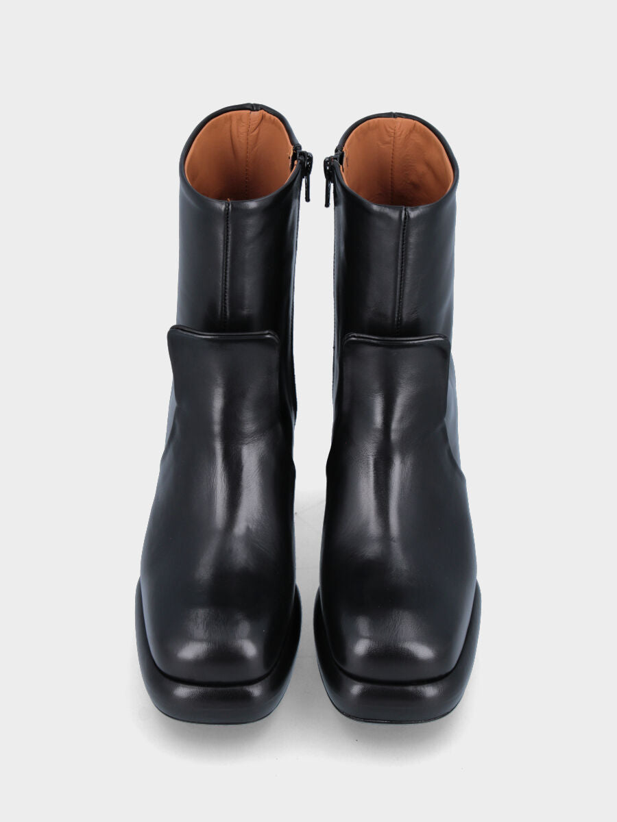 Stivaletto nero in pelle con linguetta decorativa