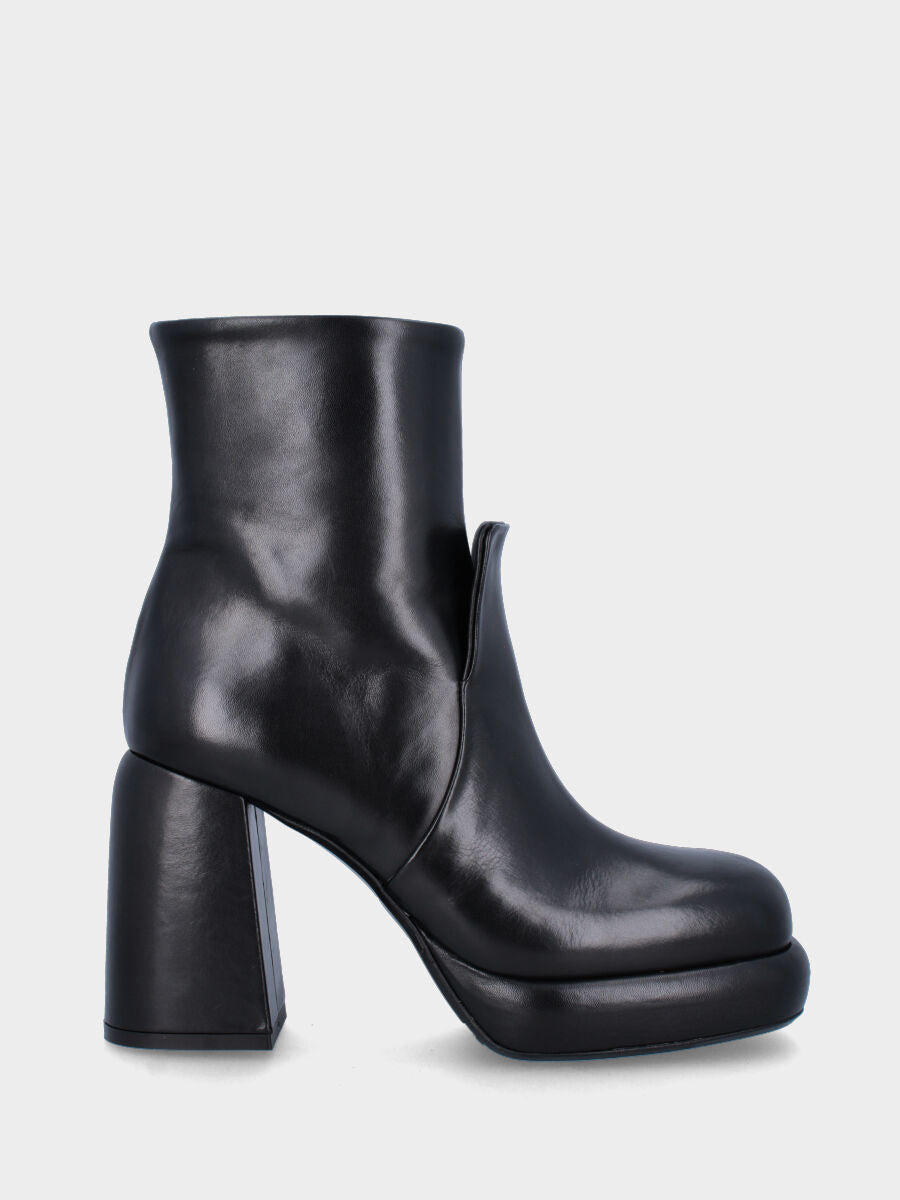 Stivaletto nero in pelle con linguetta decorativa