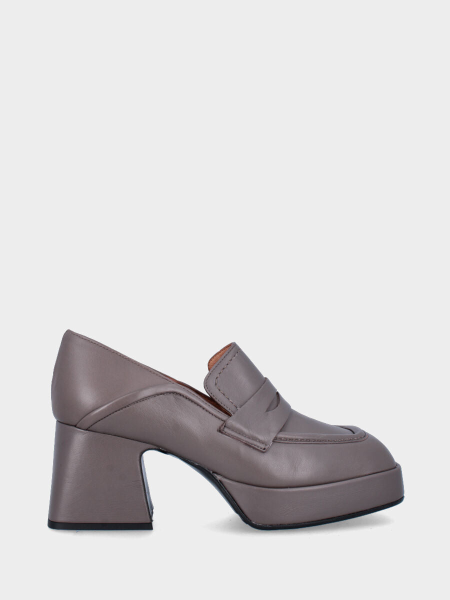 Mocassino beige in pelle con plateau e tacco foderati