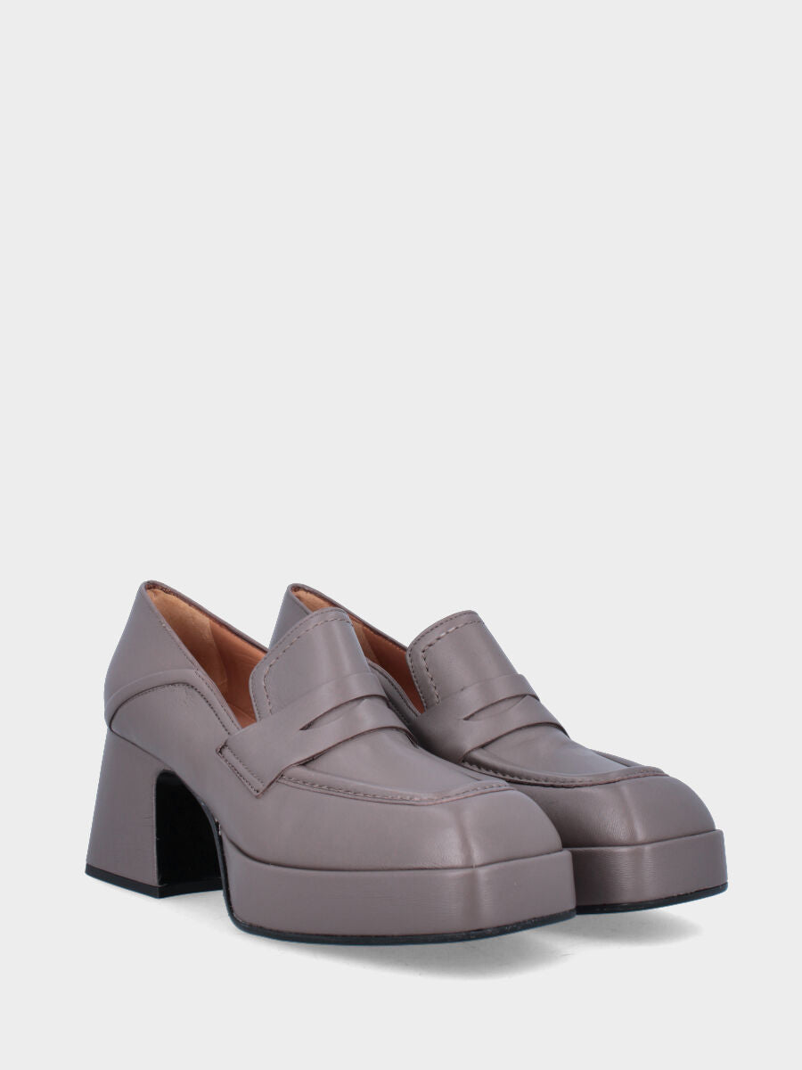 Mocassino beige in pelle con plateau e tacco foderati