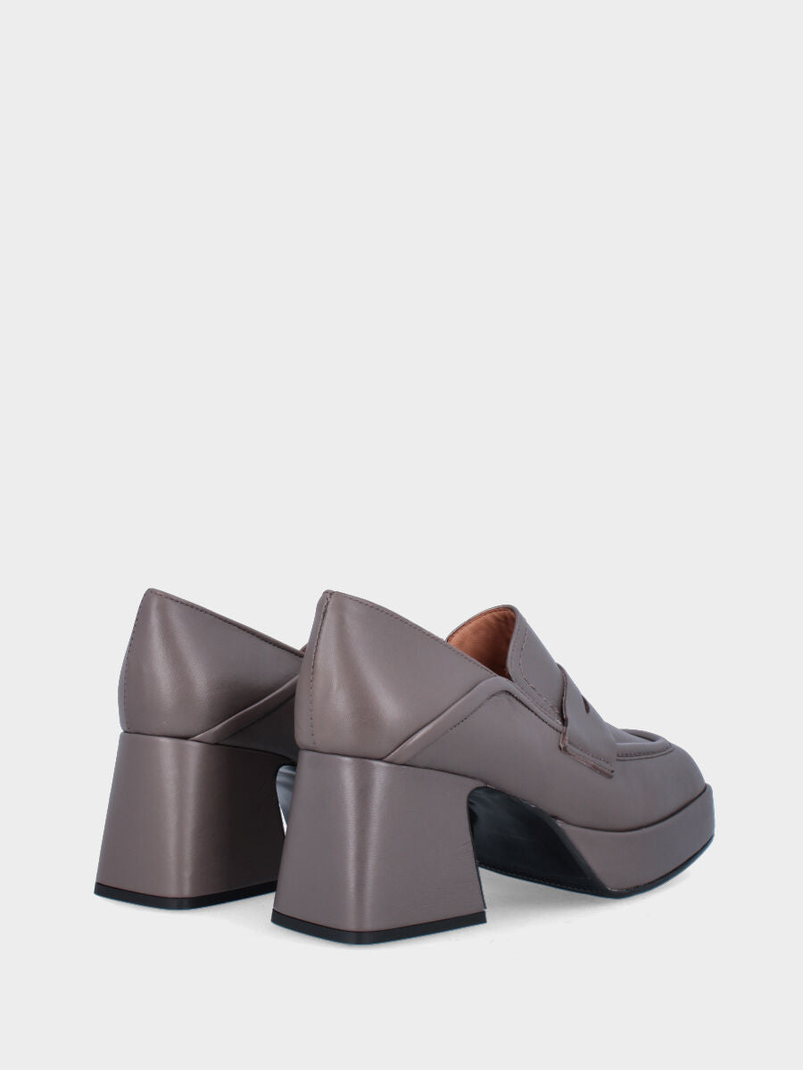 Mocassino beige in pelle con plateau e tacco foderati