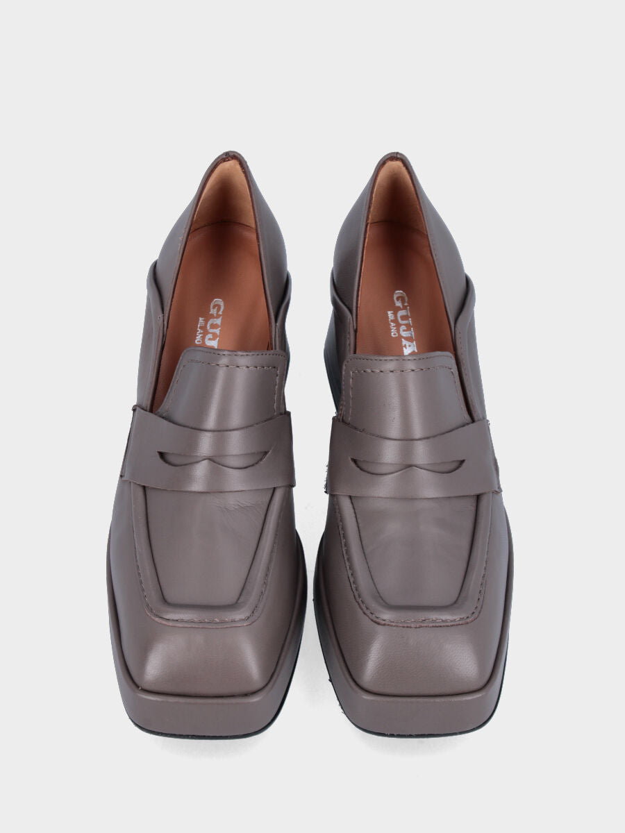 Mocassino beige in pelle con plateau e tacco foderati