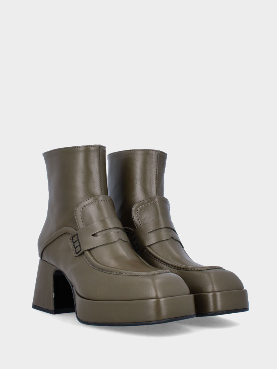 Sandalo monoblocco in vitello rosso con fascia ripiegata