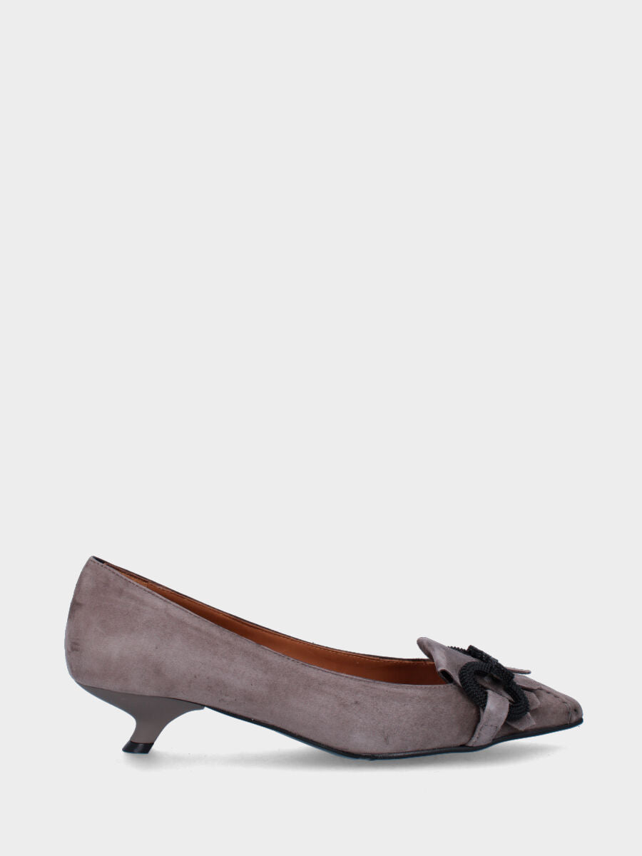 Graue Pumps aus Leder mit gepunkteter Schnalle und Fransen
