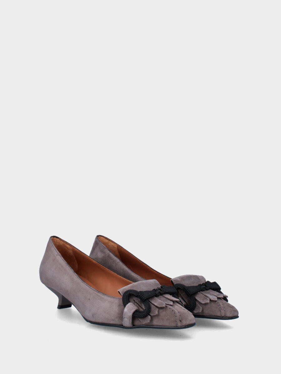 Graue Pumps aus Leder mit gepunkteter Schnalle und Fransen