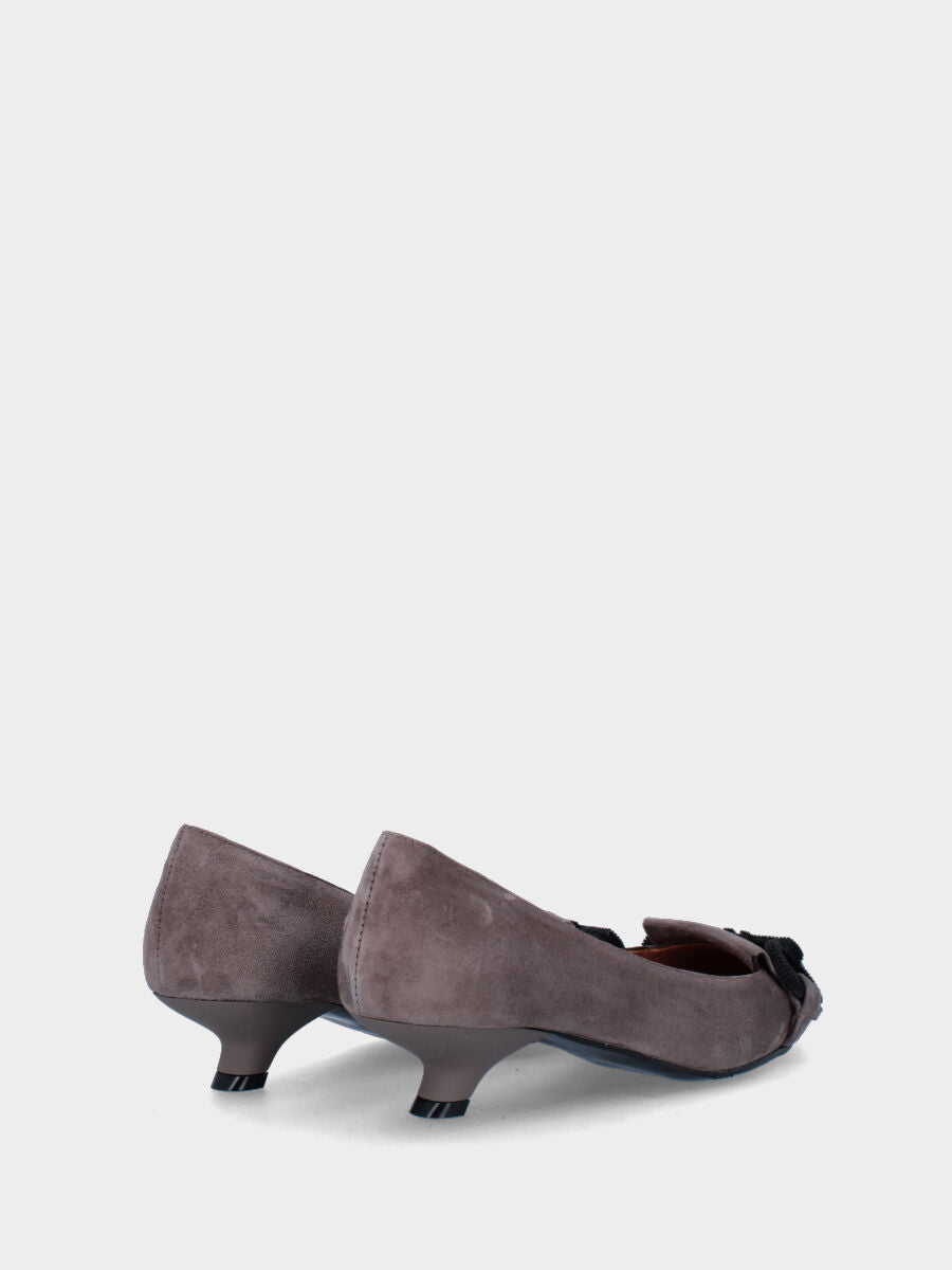 Graue Pumps aus Leder mit gepunkteter Schnalle und Fransen