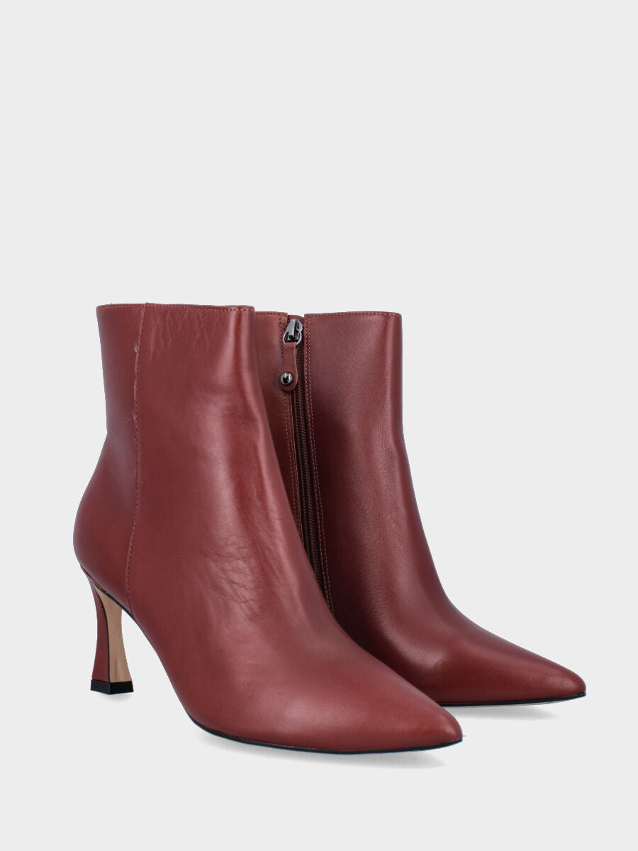Sandalo monoblocco in vitello rosso con fascia ripiegata