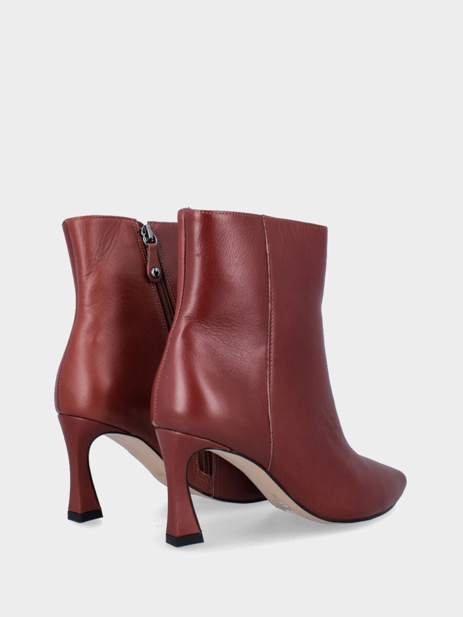 Sandalo monoblocco in vitello rosso con fascia ripiegata