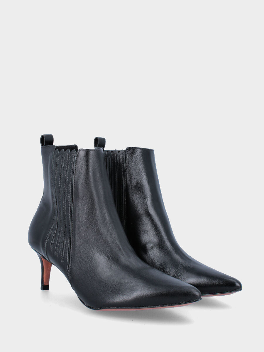 Sandalo monoblocco in vitello rosso con fascia ripiegata