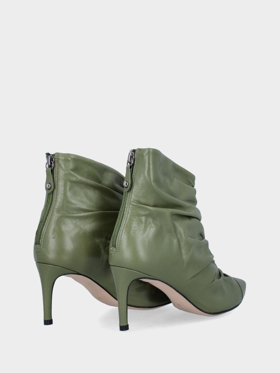 Stivaletto verde in pelle con tomaia arricciata e tacco a stiletto