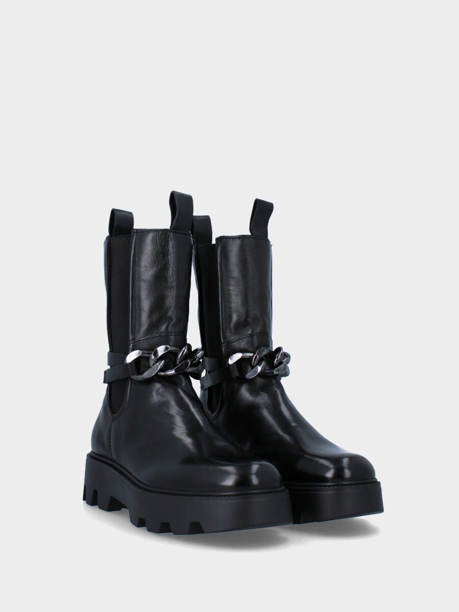Stivaletto nero in pelle con maxi catena decorativa