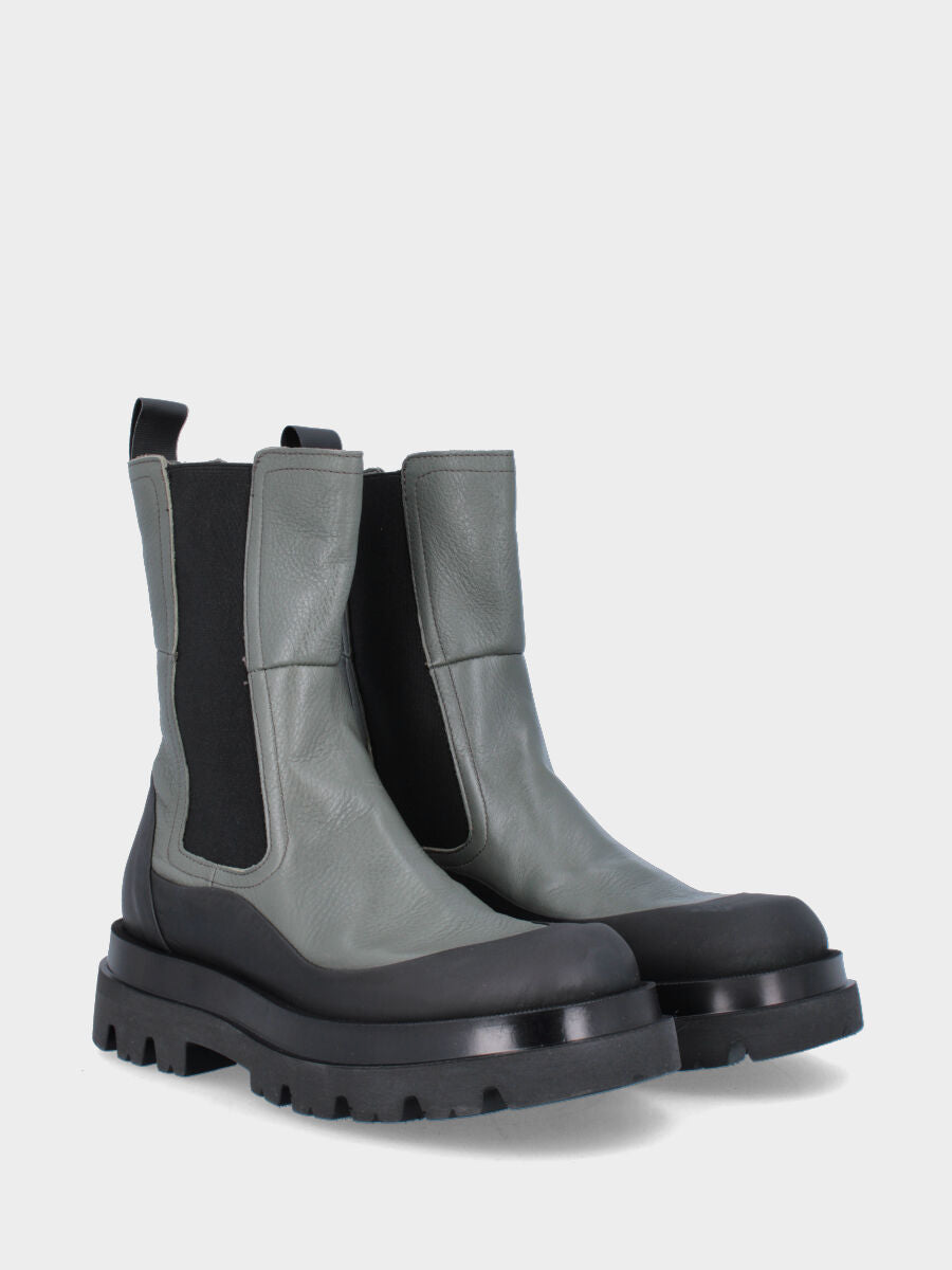 Stivaletto verde in pelle con riporto ondulato su tomaia e sperone