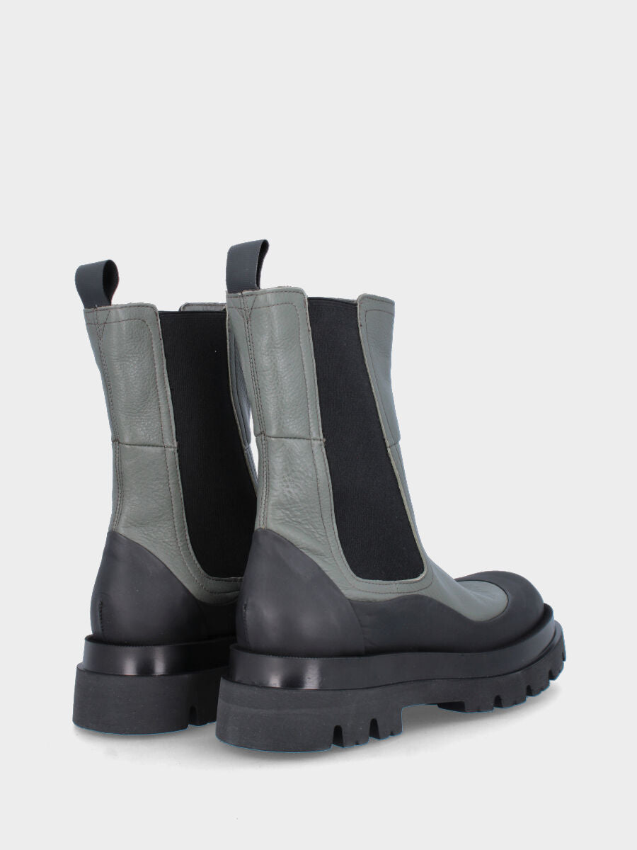 Stivaletto verde in pelle con riporto ondulato su tomaia e sperone