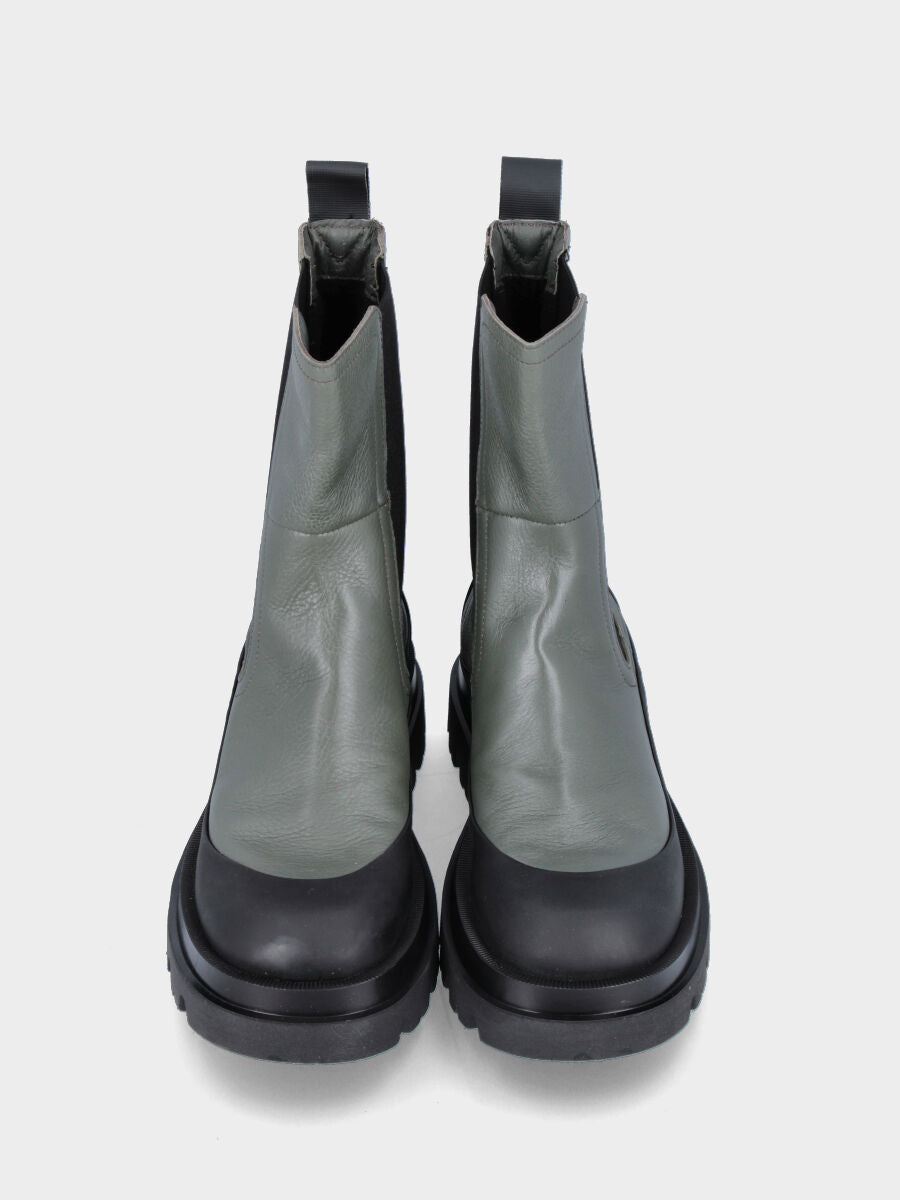 Stivaletto verde in pelle con riporto ondulato su tomaia e sperone