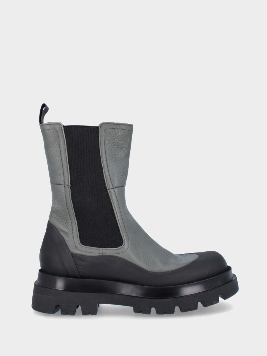 Stivaletto verde in pelle con riporto ondulato su tomaia e sperone