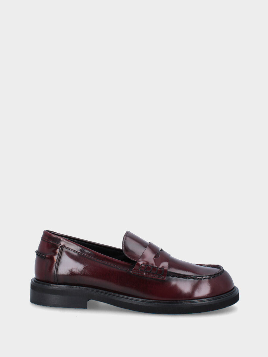 Sandalo monoblocco in vitello rosso con fascia ripiegata