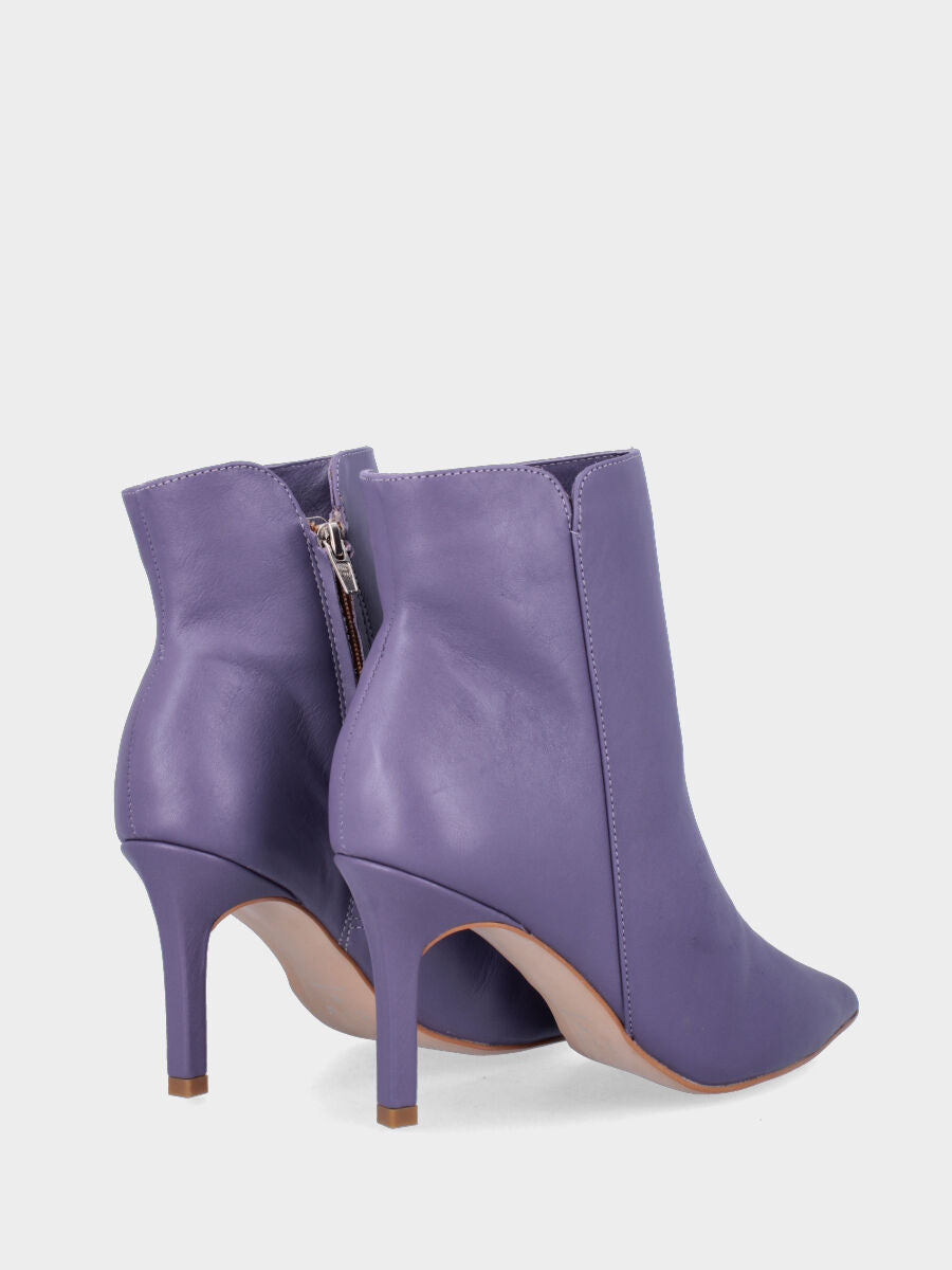 Stivaletto viola in pelle con bordi arrotondati nel gambale
