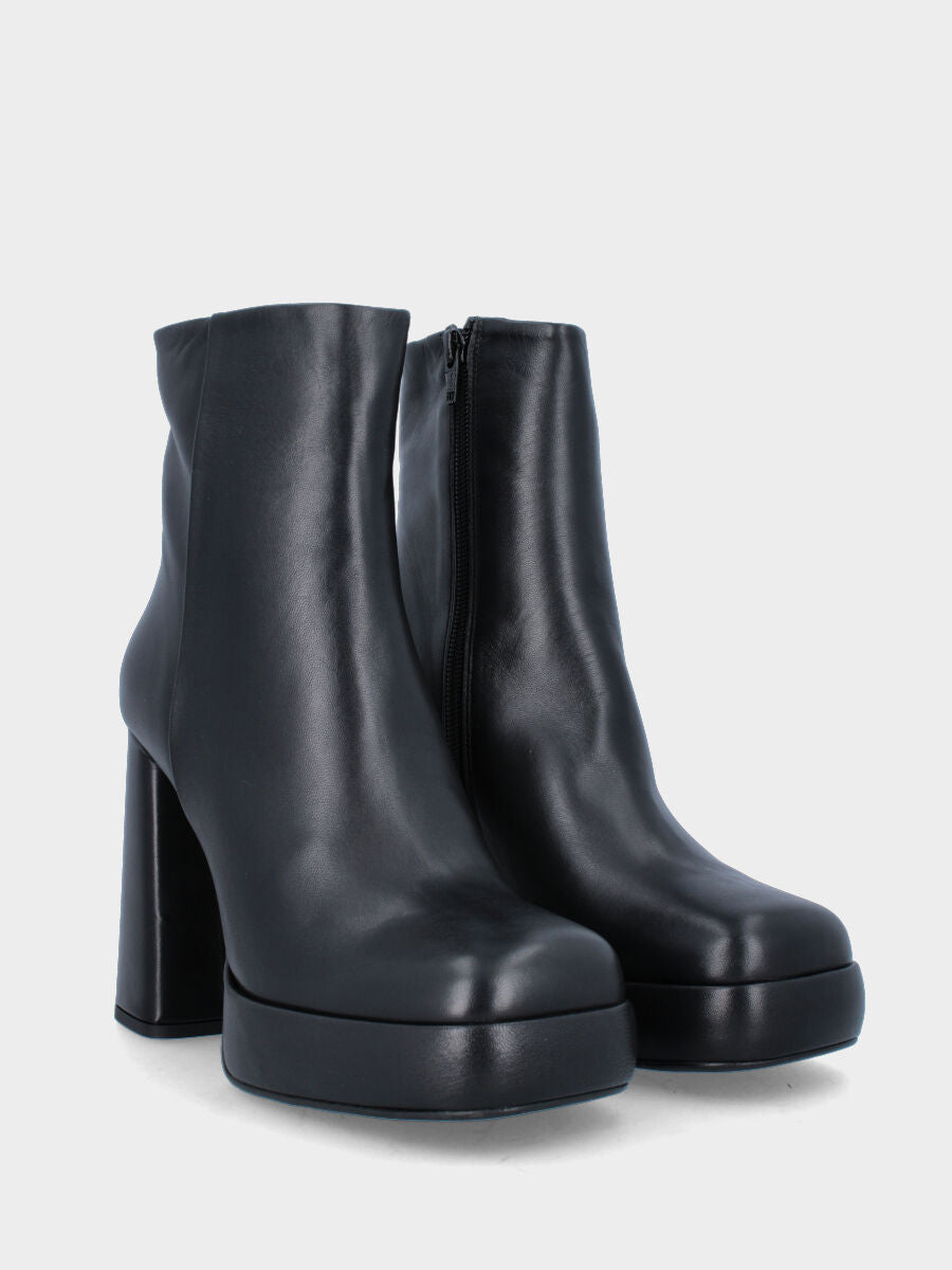 Stivaletto nero in pelle con maxi plateau