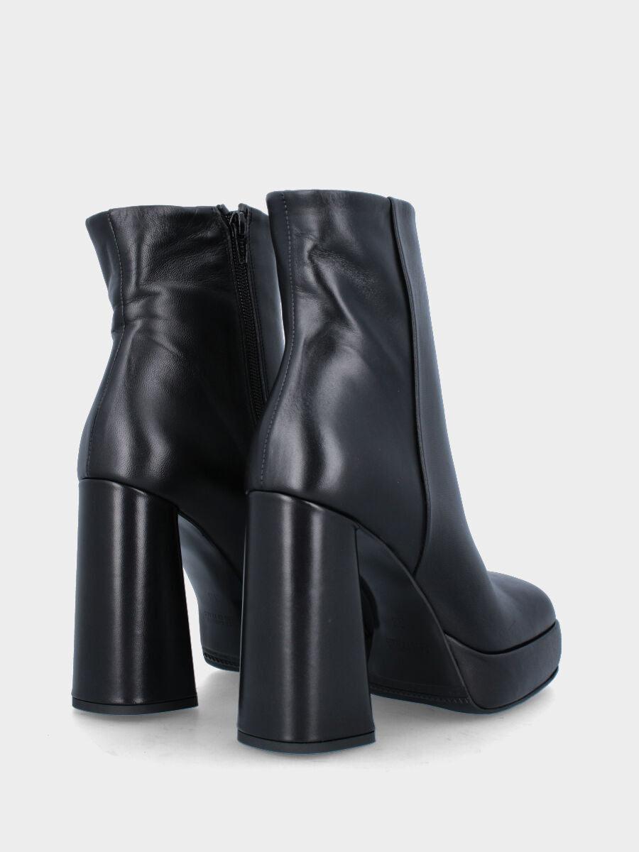 Stivaletto nero in pelle con maxi plateau