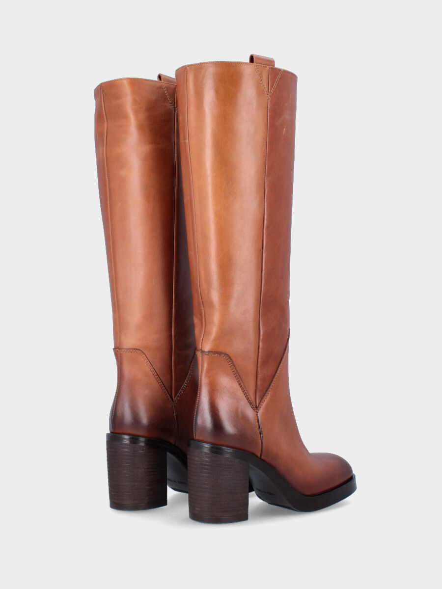 Sandalo monoblocco in vitello rosso con fascia ripiegata