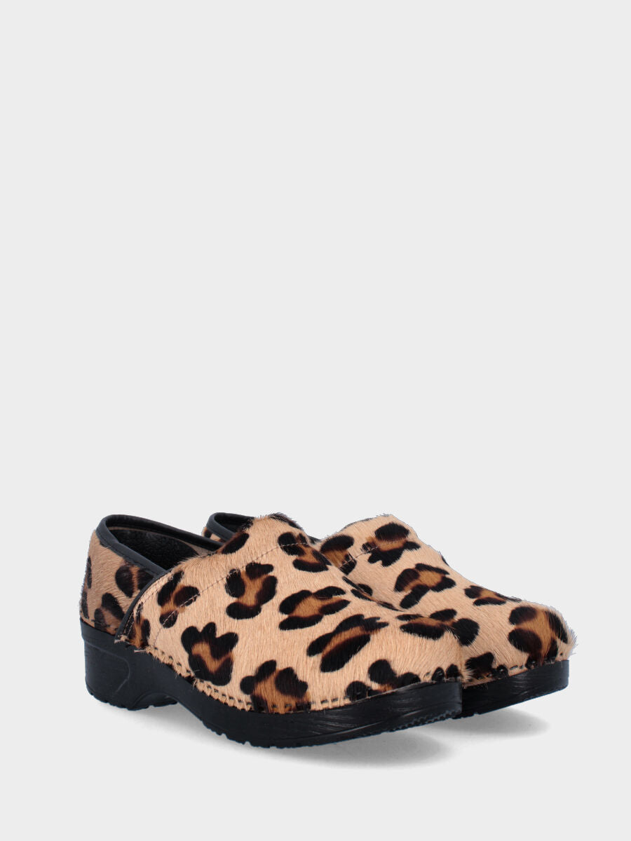 Pantoffel aus geflecktem Leder mit kippbarer Sohle