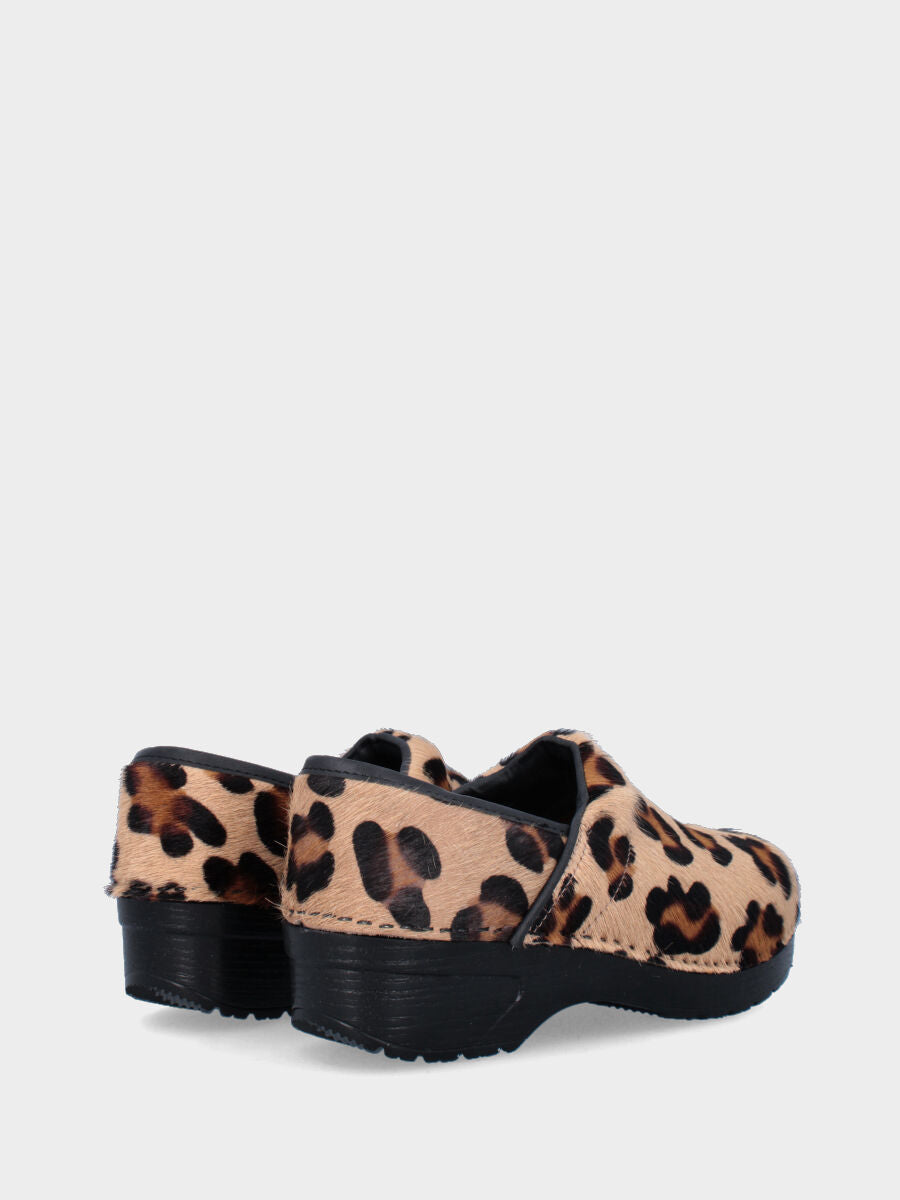 Pantoffel aus geflecktem Leder mit kippbarer Sohle
