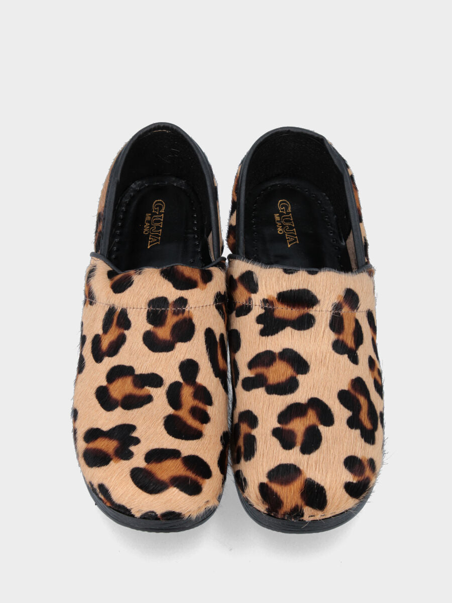 Pantoffel aus geflecktem Leder mit kippbarer Sohle