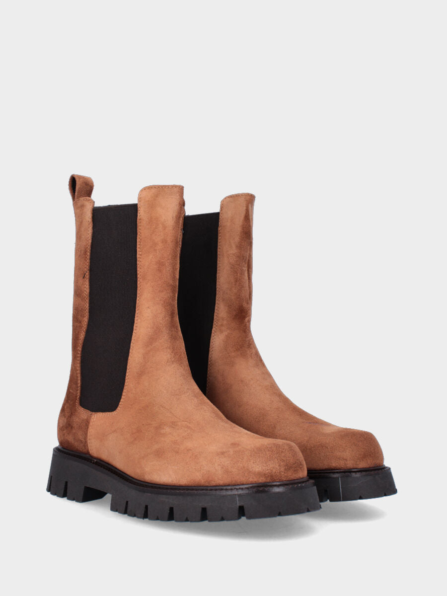 Stivaletto marrone in pelle con suola track