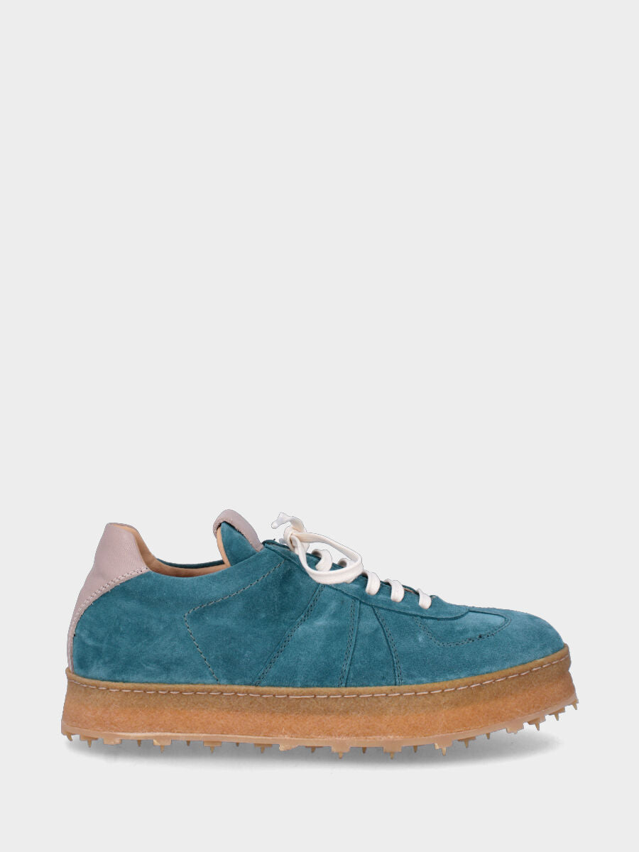 Sneaker blu in pelle con fondo a tacchetti