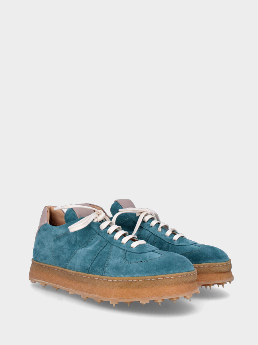 Sneaker blu in pelle con fondo a tacchetti