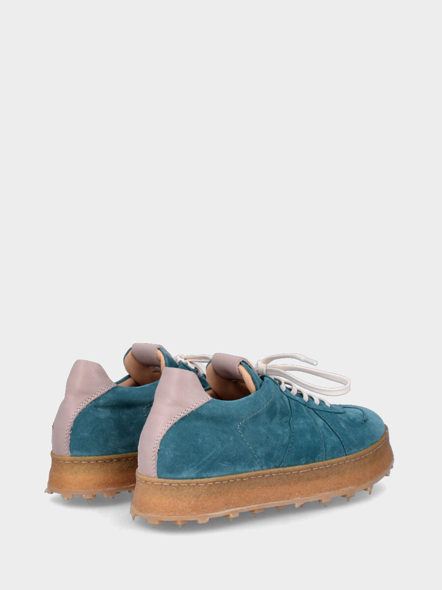 Sneaker blu in pelle con fondo a tacchetti