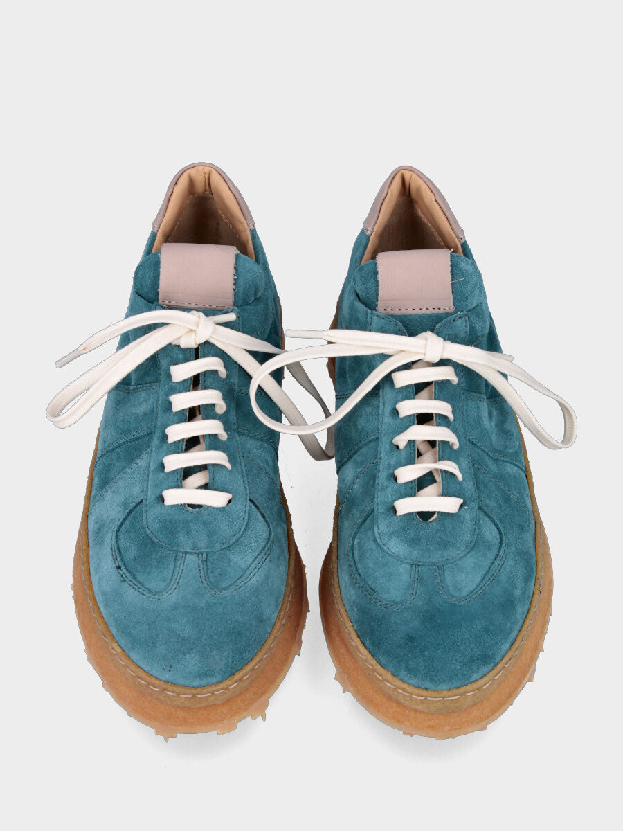 Sneaker blu in pelle con fondo a tacchetti