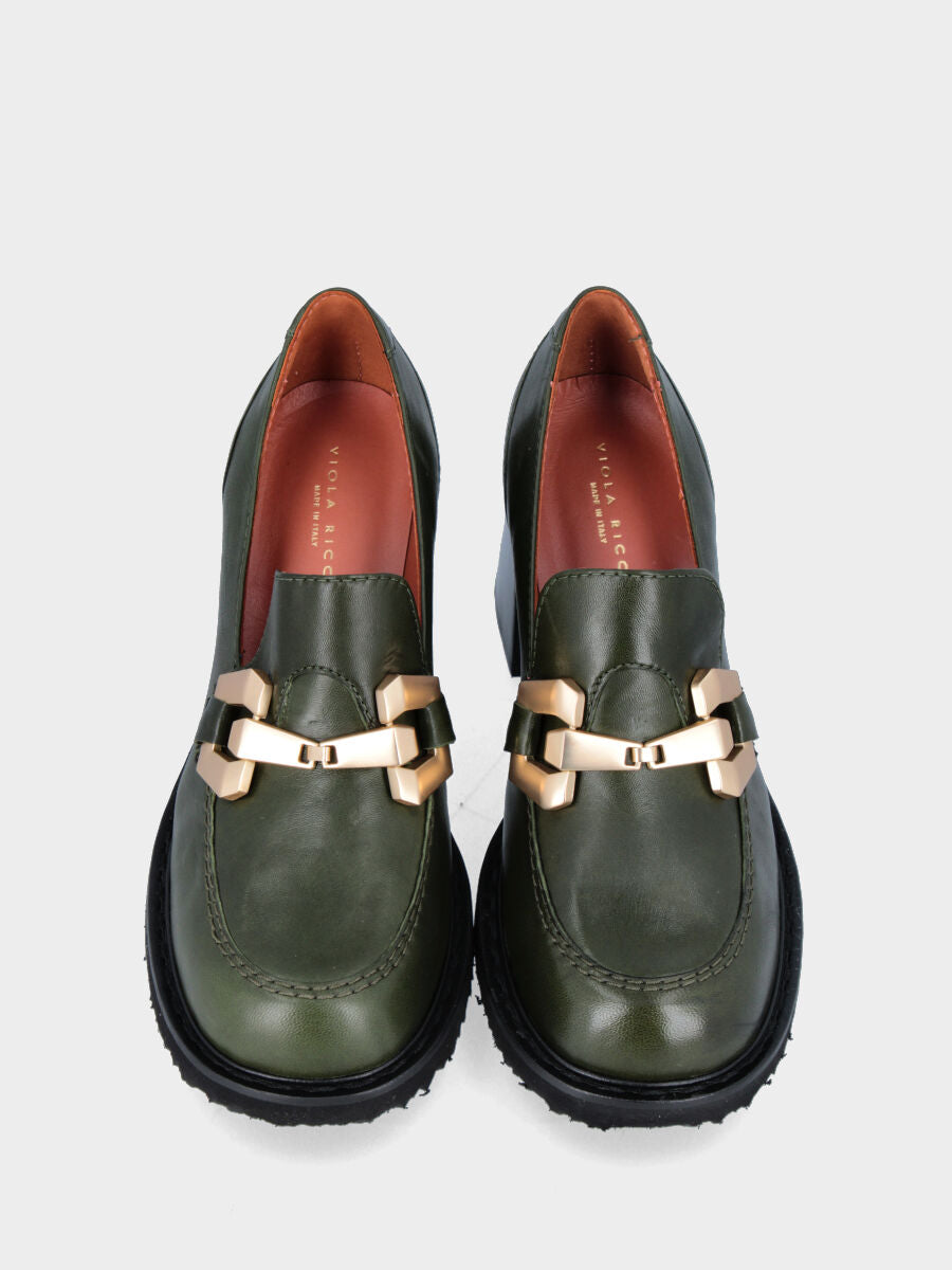 Mocassino verde in pelle con morsetto geometrico