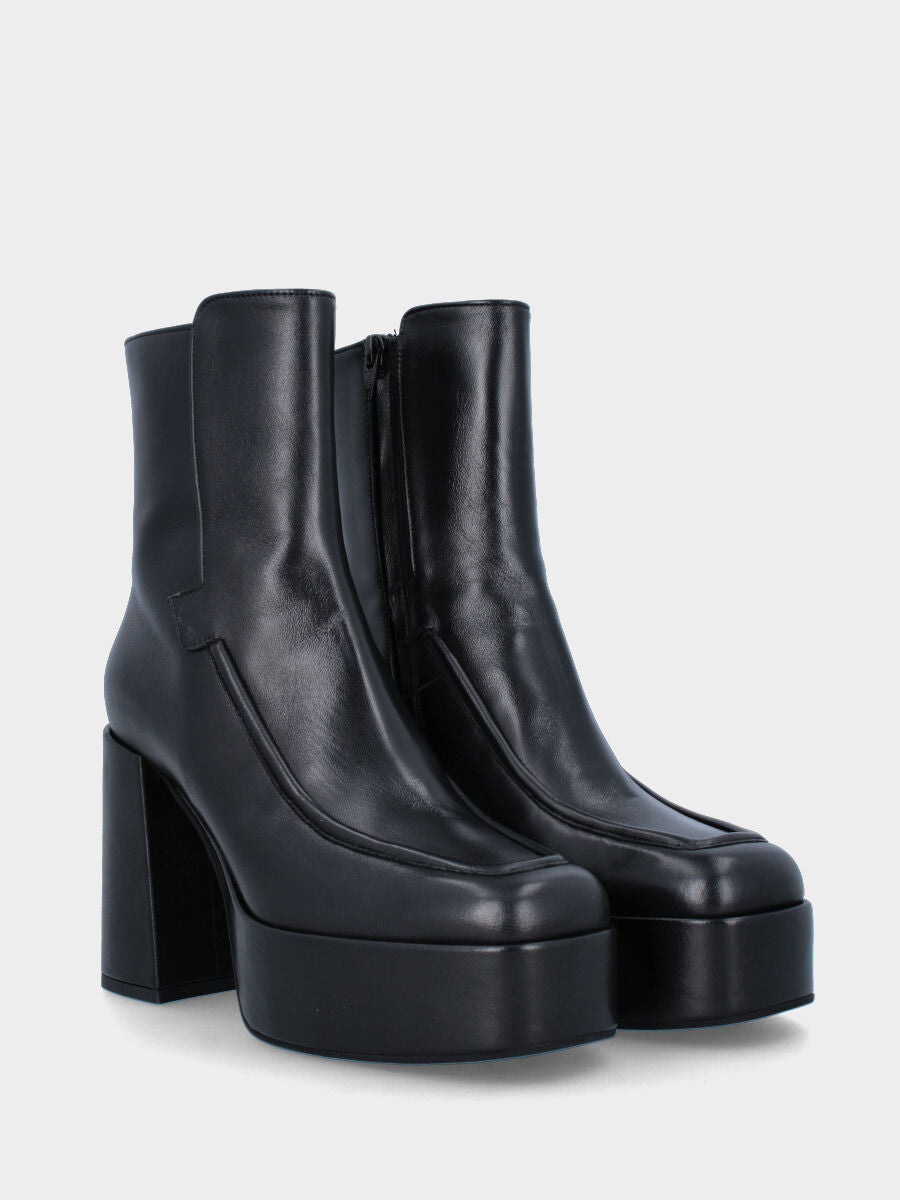 stivaletto tacco 90mm largo con plateau di 40mm, punta quadrata stondata, con bordatura lungo la vaschetta e cerniera lato interno, suola in cuoio