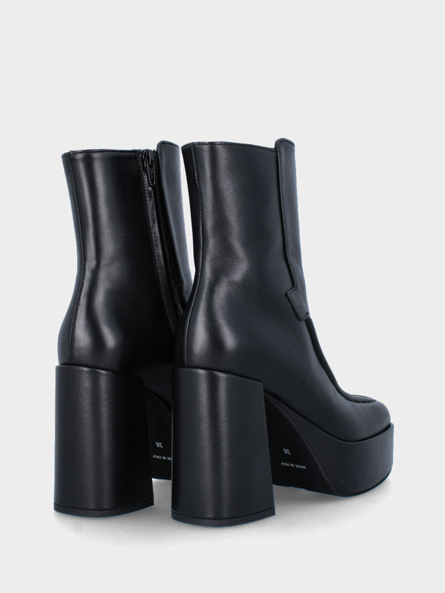 stivaletto tacco 90mm largo con plateau di 40mm, punta quadrata stondata, con bordatura lungo la vaschetta e cerniera lato interno, suola in cuoio