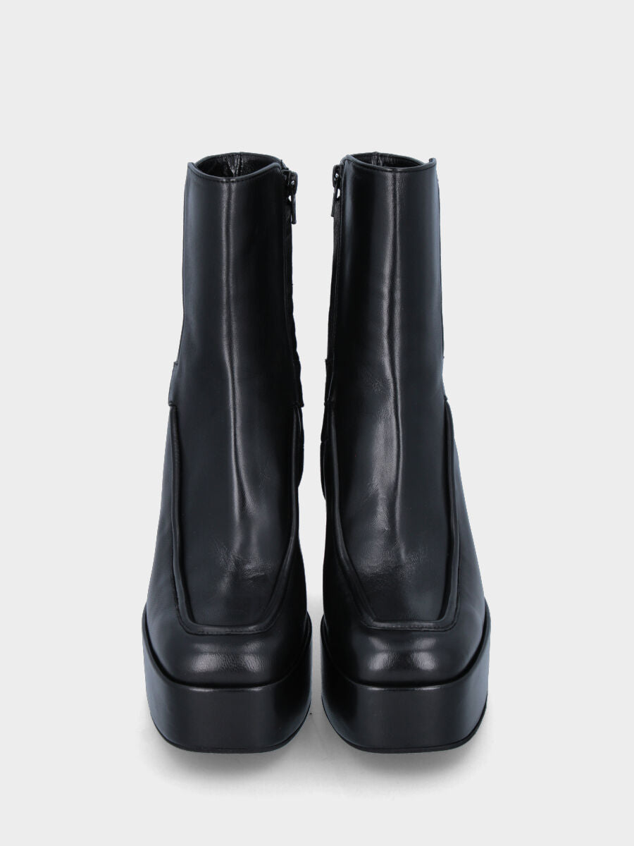 stivaletto tacco 90mm largo con plateau di 40mm, punta quadrata stondata, con bordatura lungo la vaschetta e cerniera lato interno, suola in cuoio