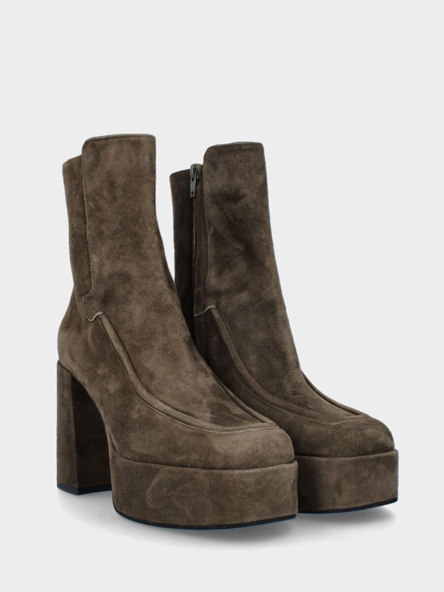 stivaletto tacco 90mm largo con plateau di 40mm, punta quadrata stondata, con bordatura lungo la vaschetta e cerniera lato interno, suola in cuoio